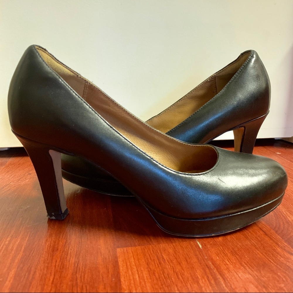 Black leather Clarks Pumps